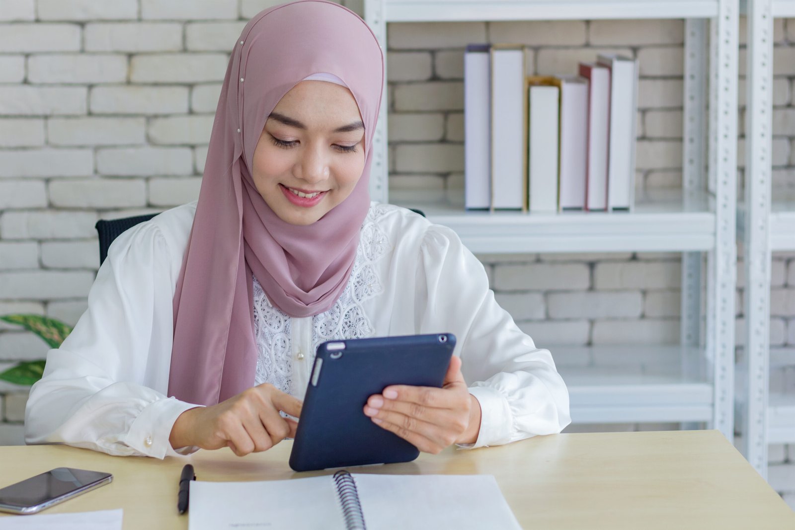 muslim woman working in a modern office